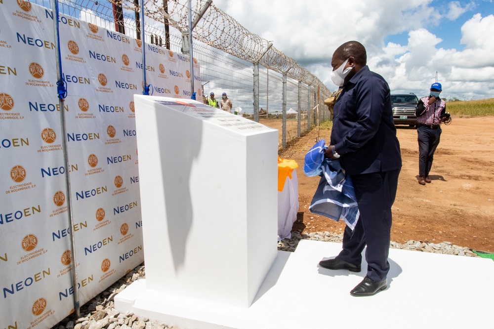 PR Nyusi dirigindo a cerimónia da Inauguração da Central Solar de Metoro-4.jpg