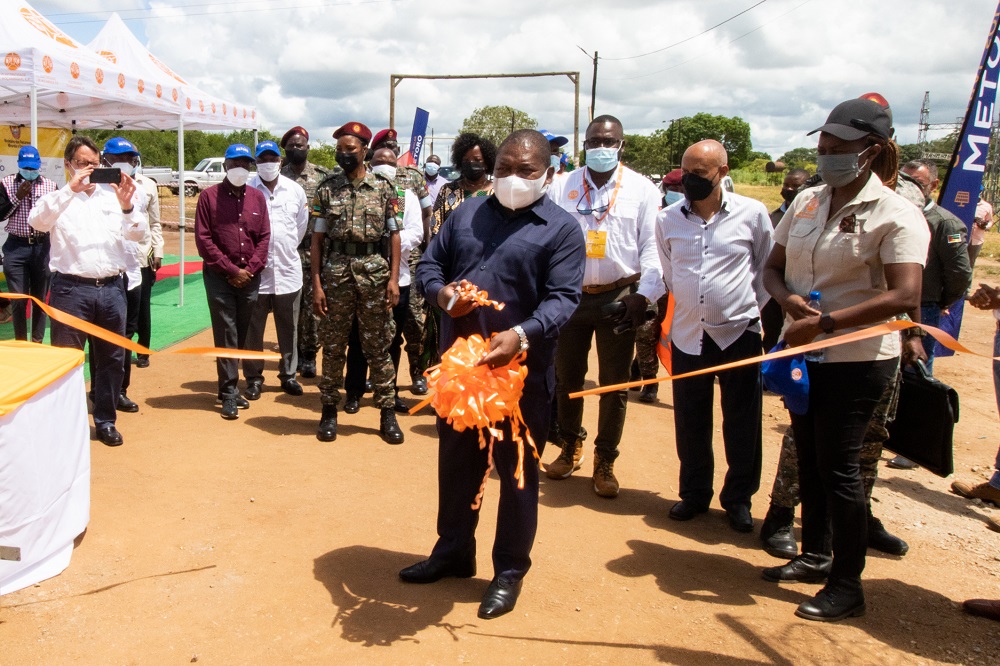 PR Nyusi dirigindo a cerimónia da Inauguração da Central Solar de Metoro-7 (1).jpg